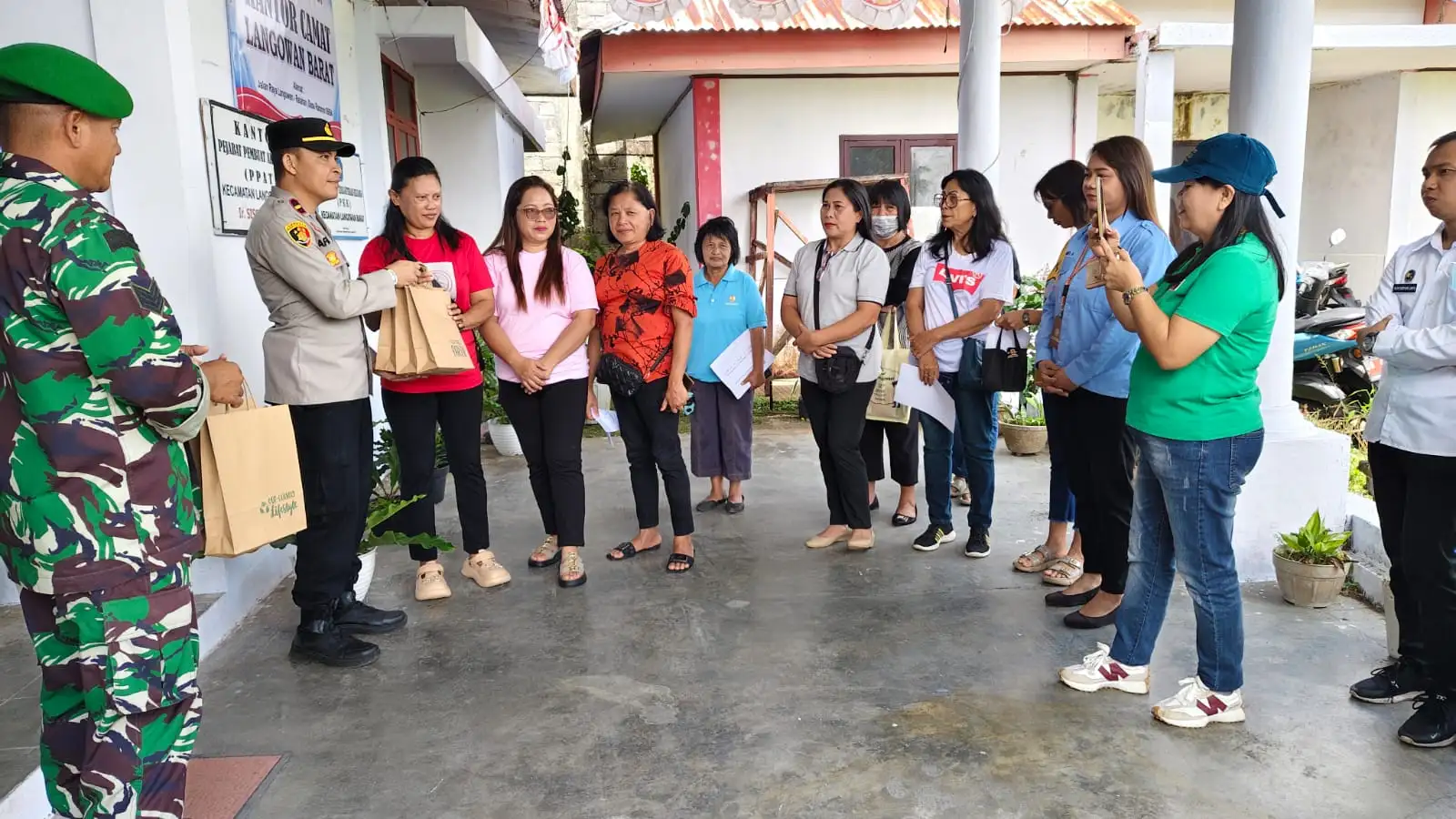 Polsek Langowan Barat Bersama Forkopimcam Fasilitasi Penyaluran Makanan Bergizi Gratis untuk Balita, Bumil, dan Busui